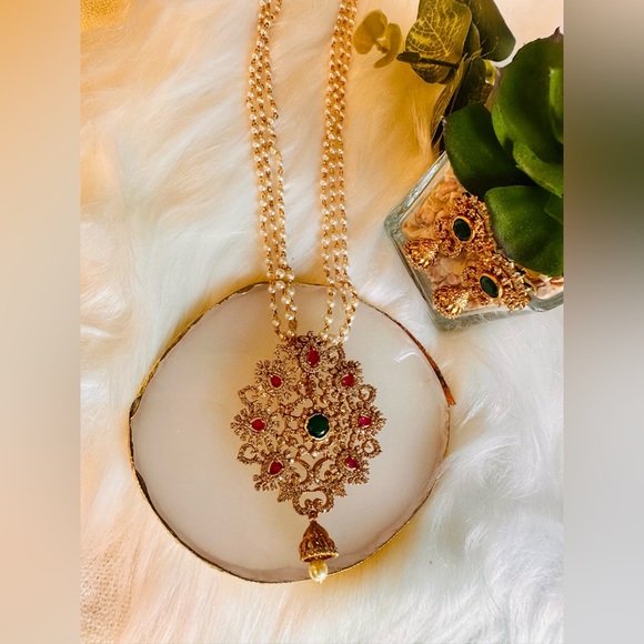 Long Pearls Indian necklace with a statement Pendent - Picture 3 of 7